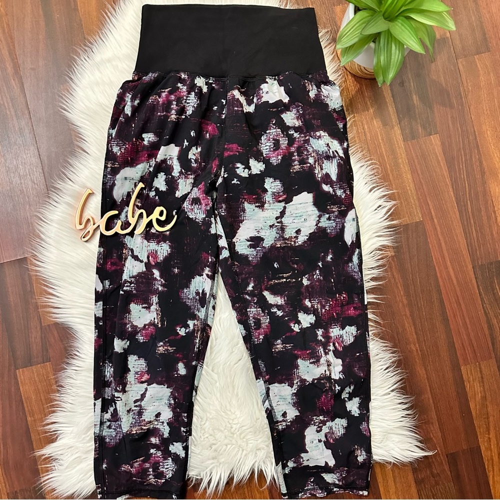 Lululemon Tranquil crops in Kara Blossom